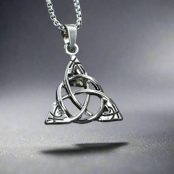 లక్కీ నాట్ - స్వచ్ఛమైన స్టెయిన్‌లెస్ స్టీల్ 24 అంగుళాల రౌండ్ బాక్స్ చైన్‌తో అల్లాయ్ లాకెట్టు, పురుషులు & అబ్బాయిల కోసం యూరోపియన్ ట్రెండింగ్ స్టైల్