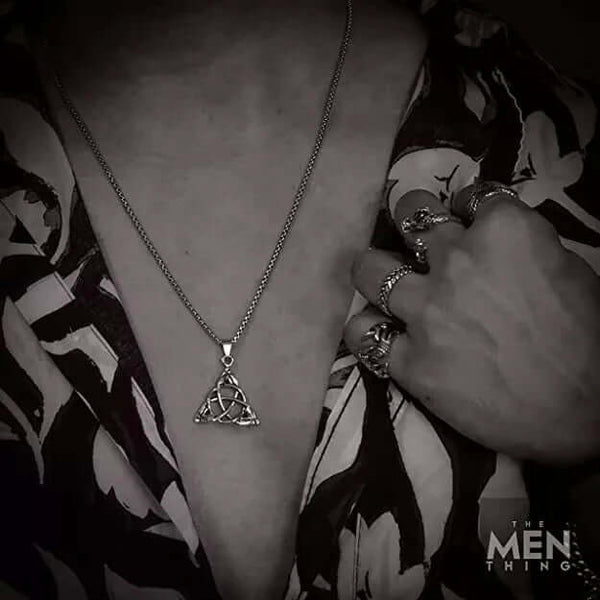 లక్కీ నాట్ - స్వచ్ఛమైన స్టెయిన్‌లెస్ స్టీల్ 24 అంగుళాల రౌండ్ బాక్స్ చైన్‌తో అల్లాయ్ లాకెట్టు, పురుషులు & అబ్బాయిల కోసం యూరోపియన్ ట్రెండింగ్ స్టైల్