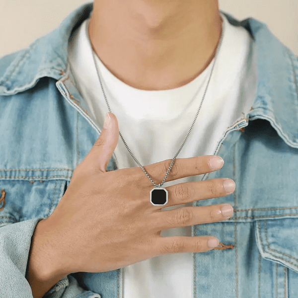 OCTAGON GEO - బ్లాక్ స్టోన్ & స్టెయిన్‌లెస్ స్టీల్ 24 అంగుళాల రౌండ్ బాక్స్ చైన్‌తో అల్లాయ్ లాకెట్టు, పురుషులు & అబ్బాయిల కోసం అమెరికన్ ట్రెండింగ్ స్టైల్