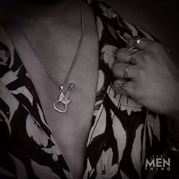 SKULLY GUITAR - शुद्ध स्टेनलेस स्टील 24 इंच गोल बॉक्स चेन के साथ मिश्र धातु गिटार खोपड़ी पेंडेंट, पुरुषों और लड़कों के लिए यूरोपीय ट्रेंडिंग स्टाइल