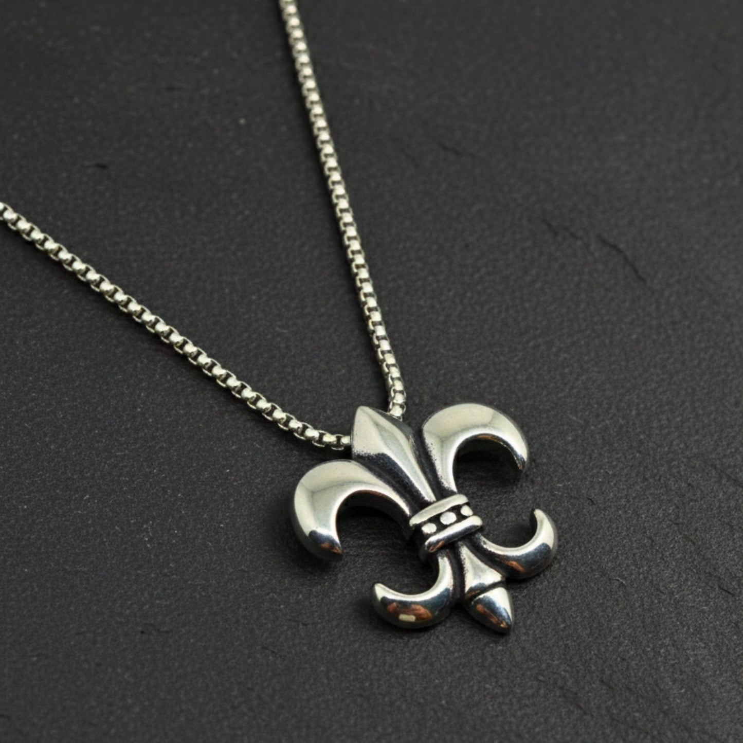 THE MEN THING SS Pendant/ Necklace VALIANT FLEUR - 35mm Titanium Steel Pendant with 24inch Round Box 5mm Chain for Men & Boys