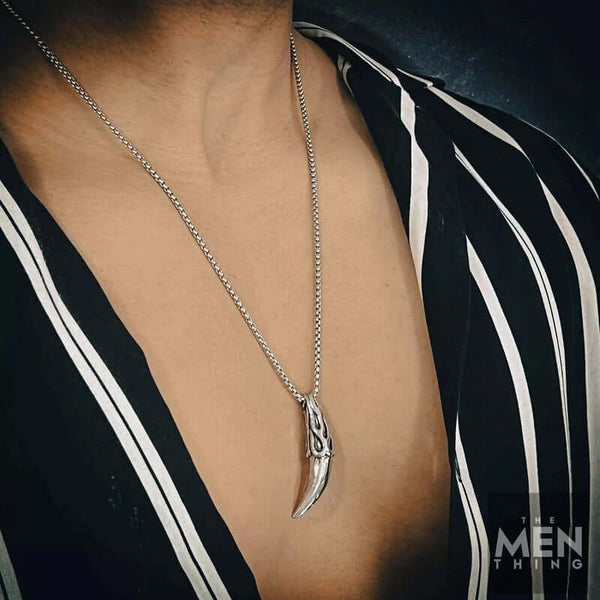 విక్టరీ టూత్ - స్వచ్ఛమైన స్టెయిన్‌లెస్ స్టీల్ 24 అంగుళాల రౌండ్ బాక్స్ చైన్‌తో అల్లాయ్ లాకెట్టు, పురుషులు & అబ్బాయిల కోసం అమెరికన్ ట్రెండింగ్ స్టైల్