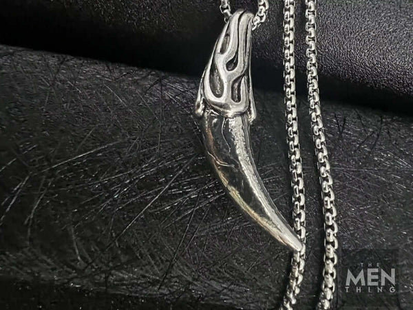 విక్టరీ టూత్ - స్వచ్ఛమైన స్టెయిన్‌లెస్ స్టీల్ 24 అంగుళాల రౌండ్ బాక్స్ చైన్‌తో అల్లాయ్ లాకెట్టు, పురుషులు & అబ్బాయిల కోసం అమెరికన్ ట్రెండింగ్ స్టైల్