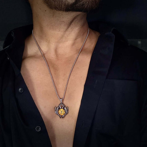 ఎల్లో ఐ ప్రొటెక్ట్ - స్టెయిన్‌లెస్ స్టీల్‌తో కూడిన అల్లాయ్ లాకెట్టు 24 అంగుళాల రౌండ్ బాక్స్ చైన్, పురుషులు & అబ్బాయిల కోసం యూరోపియన్ ట్రెండింగ్ స్టైల్