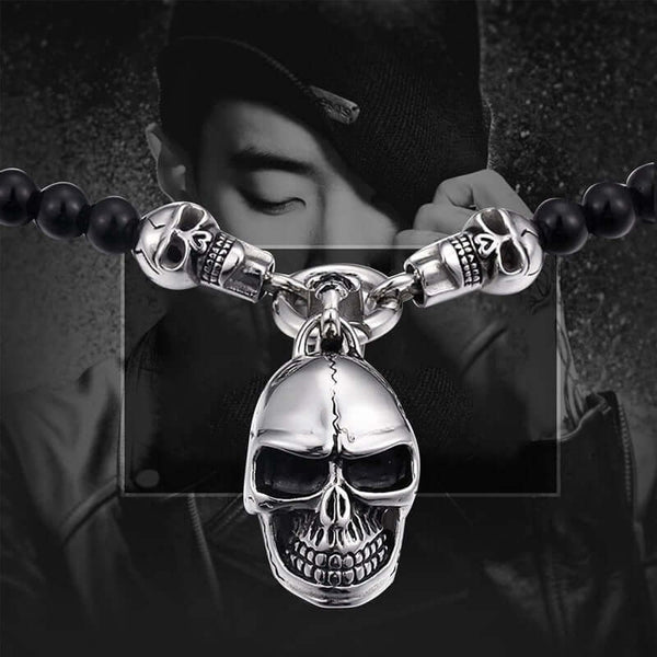 गोथिक खोपड़ी - प्रीमियम टाइटेनियम स्टील पेंडेंट - 8 मिमी काले प्राकृतिक गोमेद मोती - पुरुषों और लड़कों के लिए 24 इंच की चेन