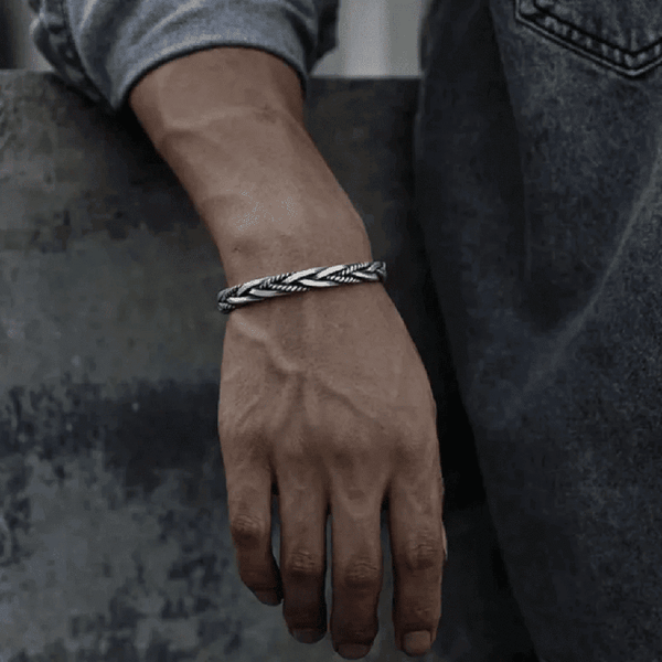 ట్విస్టెడ్ టెక్చర్ - ఓపెన్ బ్యాంగిల్ బ్రాస్‌లెట్ (అడ్జస్టబుల్) - సొగసైన లుక్ - పురుషులు & అబ్బాయిల కోసం 5 మిమీ రాగి