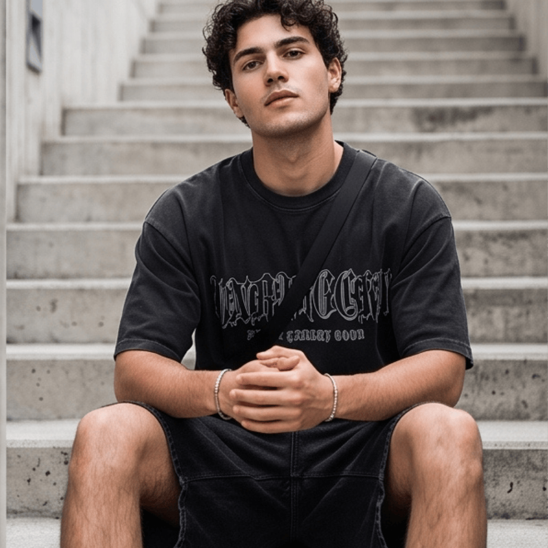 THE MEN THING T-Shirt NOIR GLYPH Oversized T-Shirt - Black